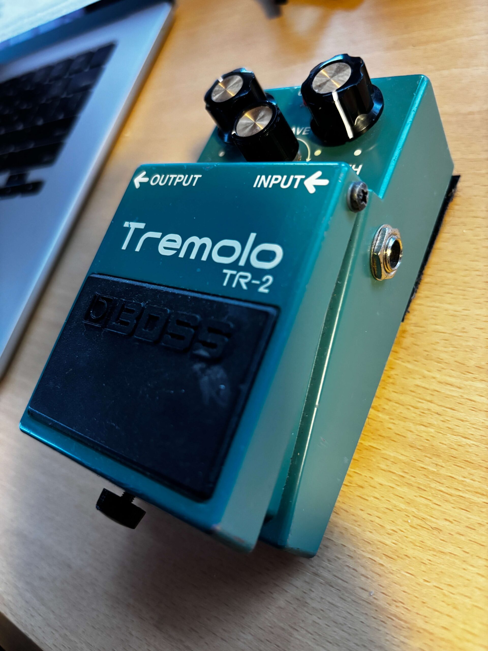 BOSS TR-2 Tremolo ペダルボード上
