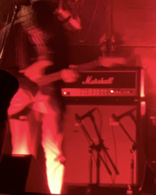 Ryoがバンドでギターを演奏している写真